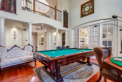 Cozy Winter Escape Scenic View, Luxury, Pool Tabl in Aurora, USA