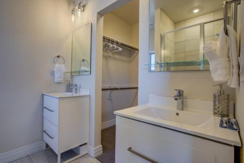 Huge Epic Views 2 Rooftop Lounges Prime Area