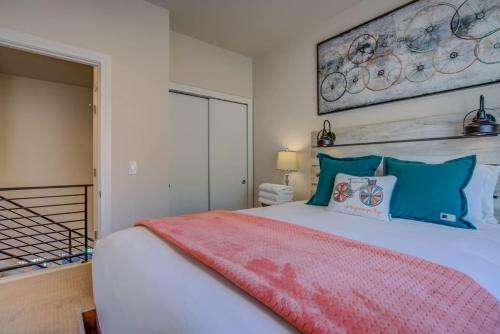 Huge Epic Views 2 Rooftop Lounges Prime Area