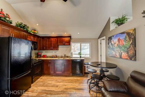 3BR Manitou Springs 2min to Restaurants Hot Tub