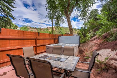 3BR Manitou Springs 2min to Restaurants Hot Tub in Manitou Springs, USA