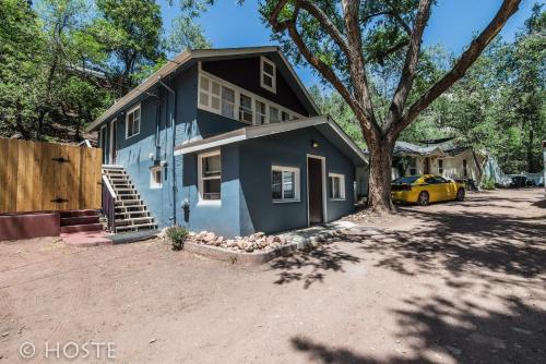 3BR Manitou Springs 2min to Restaurants Hot Tub in Manitou Springs, USA