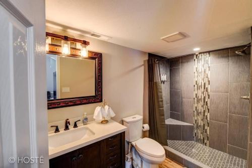3BR Manitou Springs 2min to Restaurants Hot Tub in Manitou Springs, USA