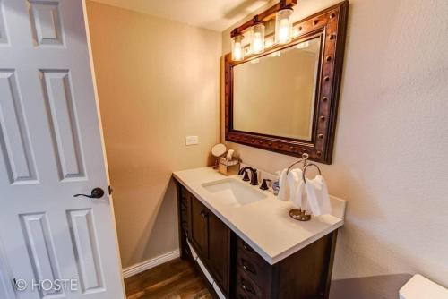 3BR Manitou Springs 2min to Restaurants Hot Tub in Manitou Springs, USA
