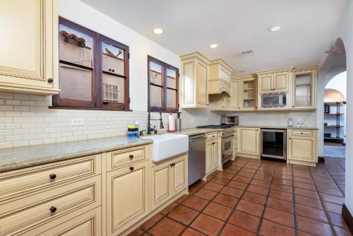 Lux Spanish Style Mansion 4BD BA,Dog House thumb 4