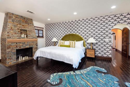 Lux Spanish Style Mansion 4BD BA,Dog House detail