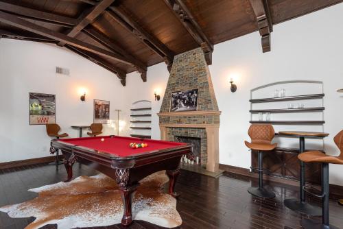 Lux Spanish Style Mansion 4BD BA,Dog House detail
