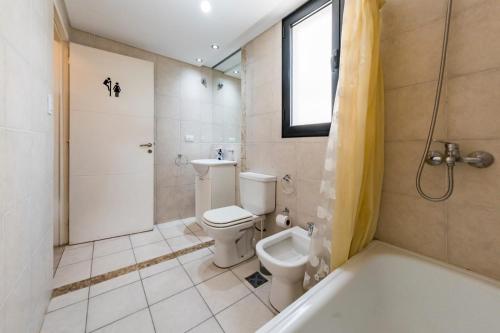 One-Bedroom Apartment image 3