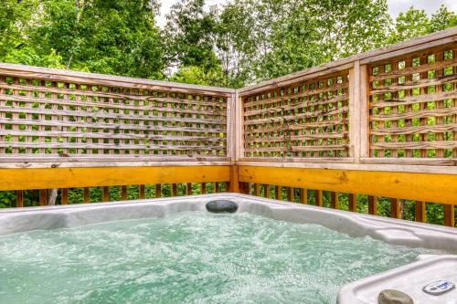Black Bears and Fireflies Hot Tub Cozy Cabin Retreat in the Smokies Comfort & Fun for All - image 3