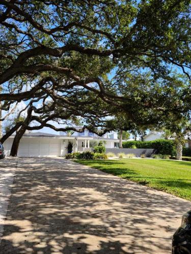 The Spacious Beach House within 5-minutes walk to Ponte Vedra Beach, close Mayo Clinic, and TPC Sawgrass in Ponte Vedra Beach, USA