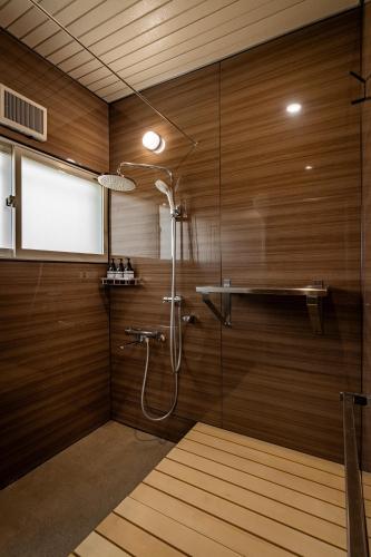 Shower, 宿 ひるね in Oga