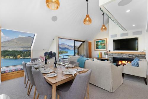 Swallowdale accommodation with amazing views - main image