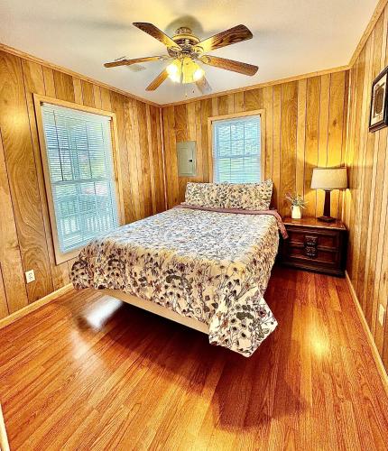 Cozy Deluxe Cottage- 397 in Marion, USA