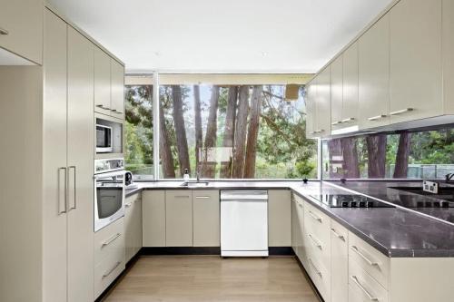 Luminous Ensuite Queen Room - Centrally Located - The Phoenix