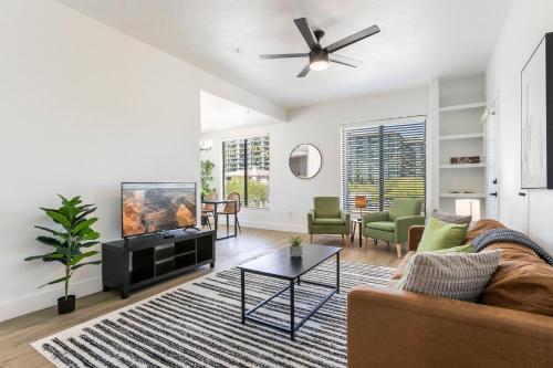 3BR CozySuites at Kierland Commons with pool #14 thumb 3