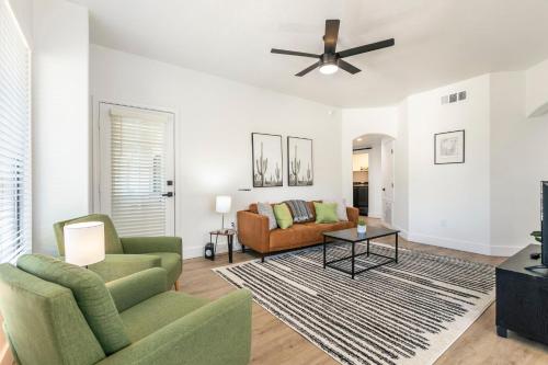3BR CozySuites at Kierland Commons with pool #14 thumb 4