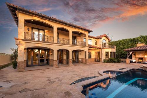 Luxury Villa With Private Pool and Spa Sleeps 14 in Los Angeles, USA