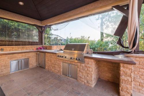 Luxury Villa With Private Pool and Spa Sleeps 14 in Los Angeles, USA