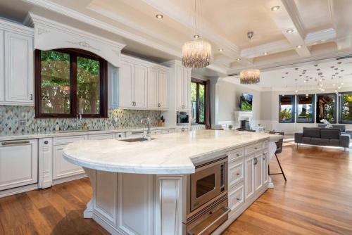 Luxury Villa With Private Pool and Spa Sleeps 14 in Los Angeles, USA