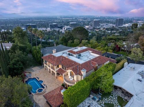 Luxury Villa With Private Pool and Spa Sleeps 14 in Los Angeles, USA