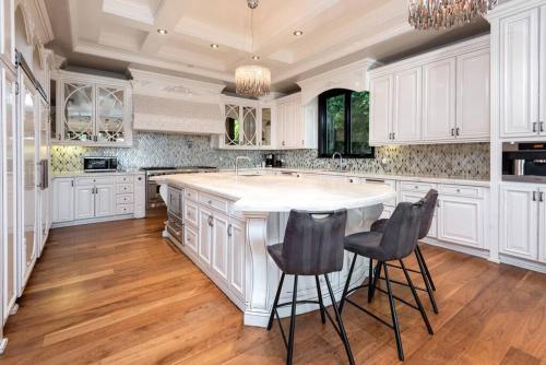 Luxury Villa With Private Pool and Spa Sleeps 14 in Los Angeles, USA