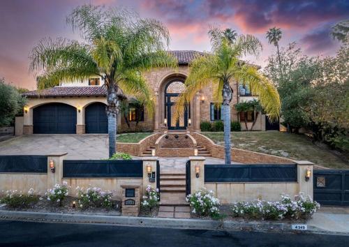 Luxury Villa With Private Pool and Spa Sleeps 14 in Los Angeles, USA