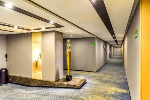 何夜青年旅行酒店(西安钟楼地铁站店) 何夜青年旅行酒店(西安钟楼地铁站店)