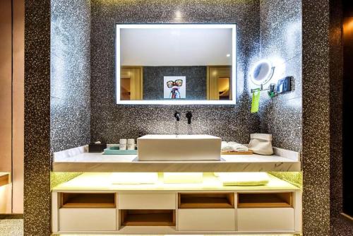 何夜青年旅行酒店(西安钟楼地铁站店) 何夜青年旅行酒店(西安钟楼地铁站店)