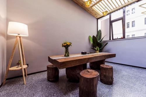 何夜青年旅行酒店(西安钟楼地铁站店) 何夜青年旅行酒店(西安钟楼地铁站店)