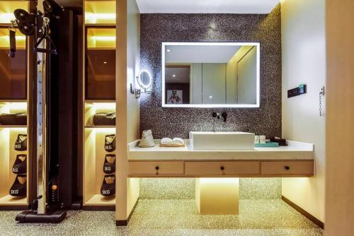 何夜青年旅行酒店(西安钟楼地铁站店) 何夜青年旅行酒店(西安钟楼地铁站店)