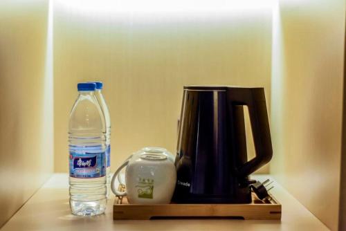 何夜青年旅行酒店(西安钟楼地铁站店) 何夜青年旅行酒店(西安钟楼地铁站店)