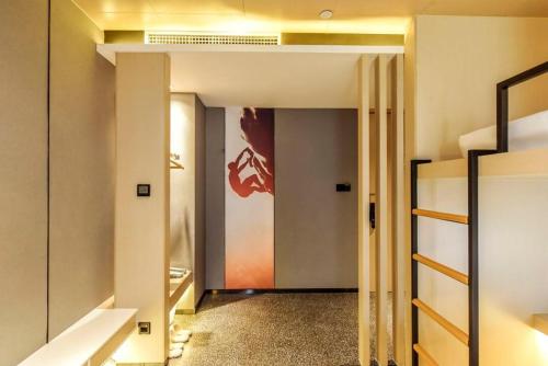 何夜青年旅行酒店(西安钟楼地铁站店) 何夜青年旅行酒店(西安钟楼地铁站店)