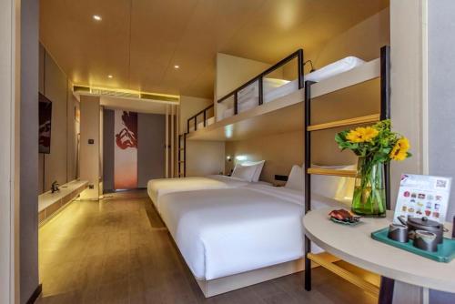 何夜青年旅行酒店(西安钟楼地铁站店) 何夜青年旅行酒店(西安钟楼地铁站店)