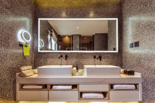 何夜青年旅行酒店(西安钟楼地铁站店) 何夜青年旅行酒店(西安钟楼地铁站店)