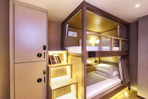 何夜青年旅行酒店(西安钟楼地铁站店) 何夜青年旅行酒店(西安钟楼地铁站店)