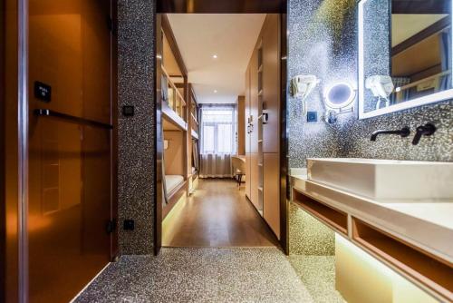 何夜青年旅行酒店(西安钟楼地铁站店) 何夜青年旅行酒店(西安钟楼地铁站店)