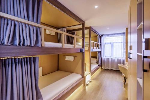 何夜青年旅行酒店(西安钟楼地铁站店) 何夜青年旅行酒店(西安钟楼地铁站店)