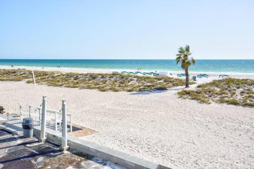 209 Suite - Island Inn - image 13