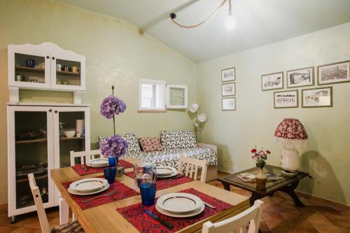 GuestHost - Rustic House near Lucca With Private Parking and Garden!, Lucques