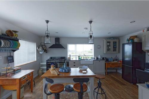 Konyha, Entire Coastal Home in Connemara Ireland in Salthill