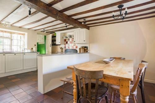 Charming Cottage in Cotswolds Riverside Village in Fairford