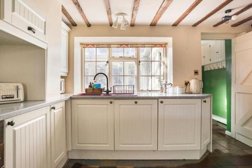 Charming Cottage in Cotswolds Riverside Village in Fairford