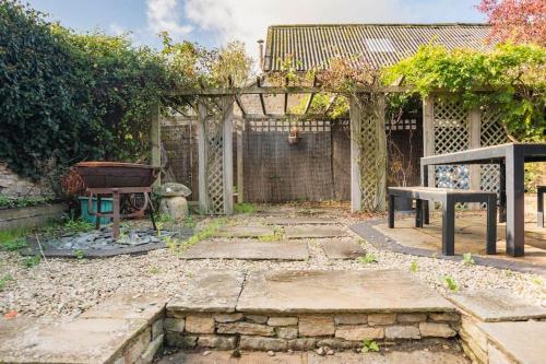 Charming Cottage in Cotswolds Riverside Village in Fairford