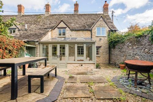 Charming Cottage in Cotswolds Riverside Village in Fairford