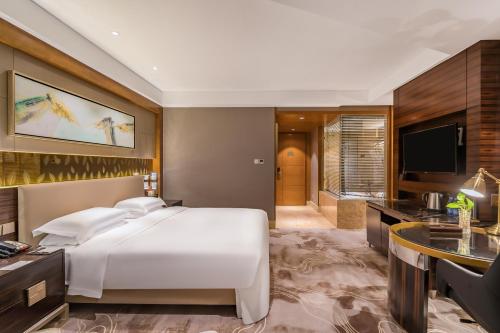 Deluxe King Room with Lake View image 3