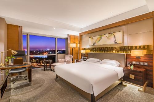 Lake View Hotel Room Type - Executive King Room