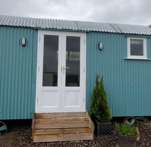 Зовнішній вигляд готелю, Wee Shepherds Hut Maybole in Мейбоул