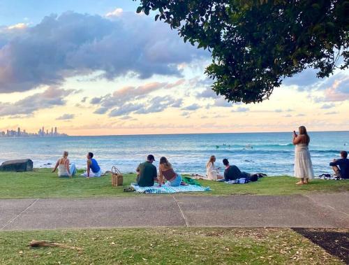 Burleigh retreat near Beach, Free Wi-Fi