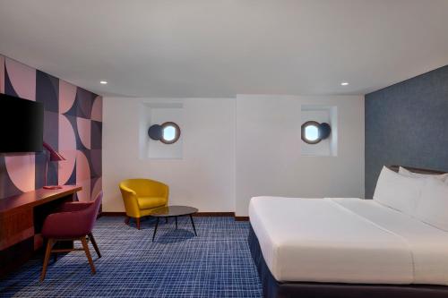 Queen Elizabeth 2 Room Type - Deluxe King Room