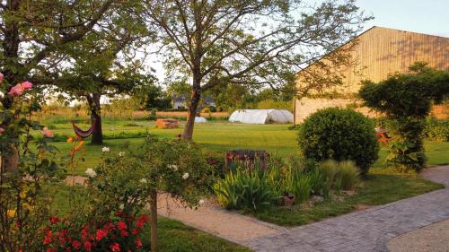 Garden, Simples Escales : gite nature, detente et sauna in Les Rosiers-sur-Loire